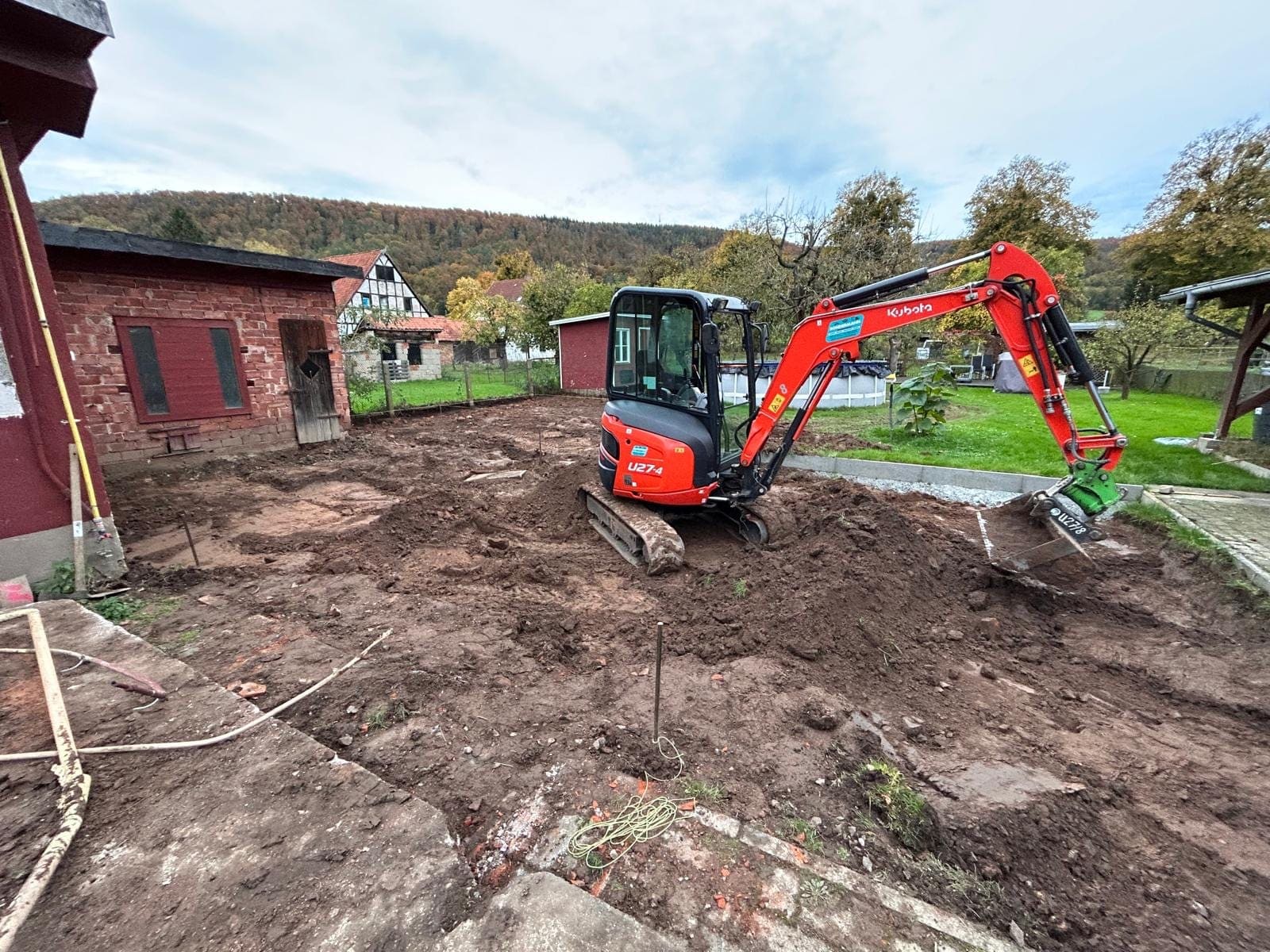 Minibagger auf vorbereitetem Grundstück bei Erdarbeiten — Landschaftsbau durch ReyBa
